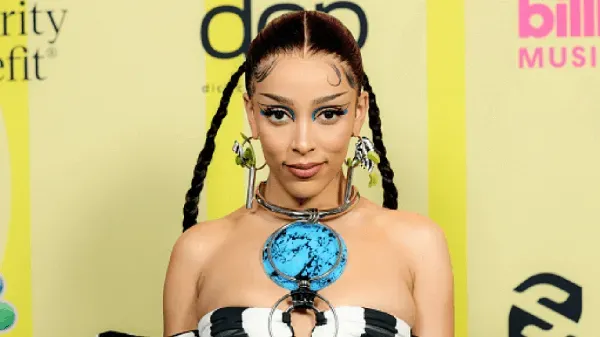 Doja Cat Lipstick Incident: What Really Happened at VMAs